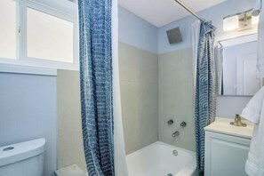Ein Badezimmer mit Badewanne, Dusche und Toilette.