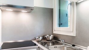 Wasserkocher mit Kaffee-/Teezubehör, Kühlschrank, Mikrowelle, Ofen