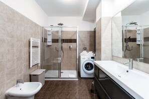 Dusche, Haartrockner, Bidet, Handtücher