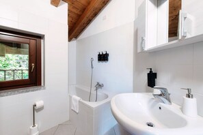 Shower, hair dryer, bidet, towels