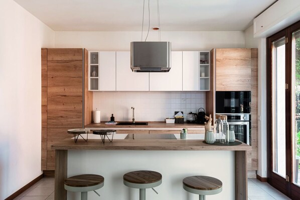 Réfrigérateur, four à micro-ondes, un four, surface de cuisson