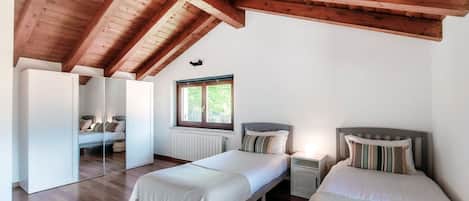4 Schlafzimmer, Zimmersafe, Bügeleisen/Bügelbrett, kostenloses WLAN