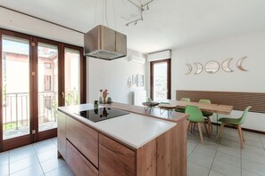 Réfrigérateur, four à micro-ondes, un four, surface de cuisson