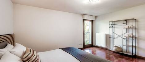 4 bedrooms, in-room safe, iron/ironing board, free WiFi