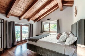 4 bedrooms, in-room safe, iron/ironing board, free WiFi