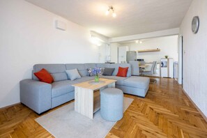 Living area - Holiday apartment with washing machine and dish washer (Klenovica)