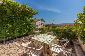 Outdoor dining - Studio with terrace and air conditioning (Novi Vinodolski)