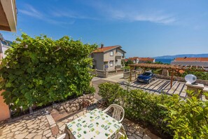 Outdoor dining - Studio with terrace and air conditioning (Novi Vinodolski)