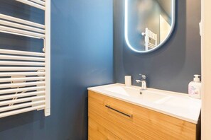 Shower, hair dryer, towels, toilet paper - L'Atre des Ducs, au centre historique de la ville (Dijon)