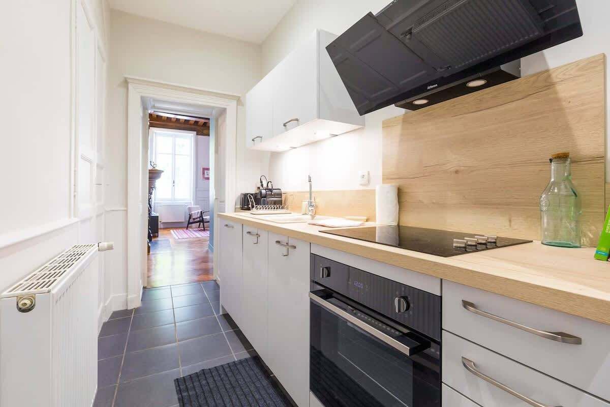 Een koelkast, een oven, een vaatwasser, een koffiezetapparaat/waterkoker