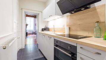 Réfrigérateur, four, lave-vaisselle, cafetière/bouilloire