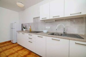 Kühlschrank, Herdplatte, Wasserkocher mit Kaffee-/Teezubehör