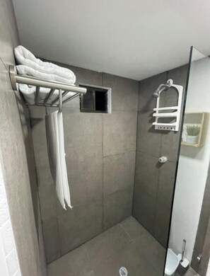 Doppia Comfort, vista piscina | Bagno | Doccia, set di cortesia gratuito, asciugamani, sapone
