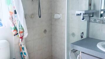 Regadera, secadora de cabello, toallas, jabón