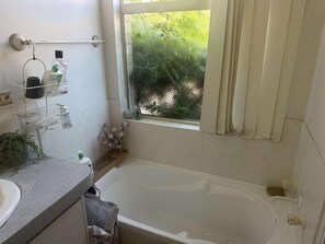 Ducha, secador de pelo, toallas y jabón