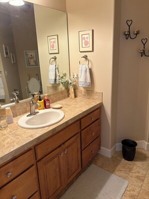 Haartrockner, Handtücher, Seife, Toilettenpapier