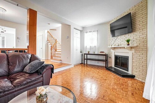 Beautiful 4 bedroom house with cozy patio 10 minutes from Montreal!
