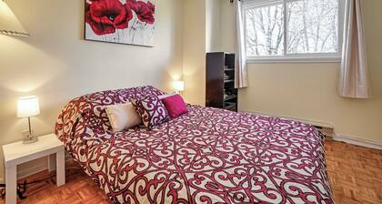 Beautiful 4 bedroom house with cozy patio 10 minutes from Montreal!