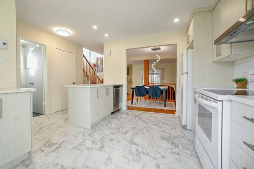 Beautiful 4 bedroom house with cozy patio 10 minutes from Montreal!