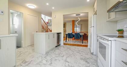 Beautiful 4 bedroom house with cozy patio 10 minutes from Montreal!