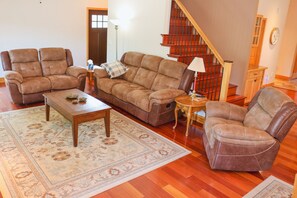 Interior - NEW TO VRBO Beautiful beachfront 5-bedroom 3 1/2 bathroom home with WIFI and AC. (Prudenville)