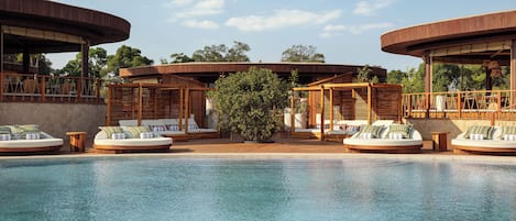 Piscine extérieure, cabanons gratuits, chaises longues