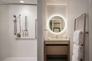 Hair dryer, towels, soap, shampoo - TownePlace Suites by Marriott Chilliwack (Chilliwack)