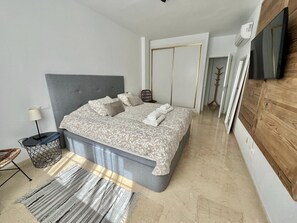 Tabla de planchar con plancha, wifi gratis, ropa de cama