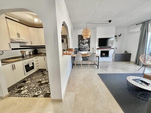 Frigorífico, microondas, horno y lavavajillas