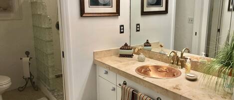 ヘアドライヤー、タオル、石鹸、シャンプー