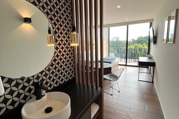 Escritorio, espacio para trabajar con laptop y cortinas blackout