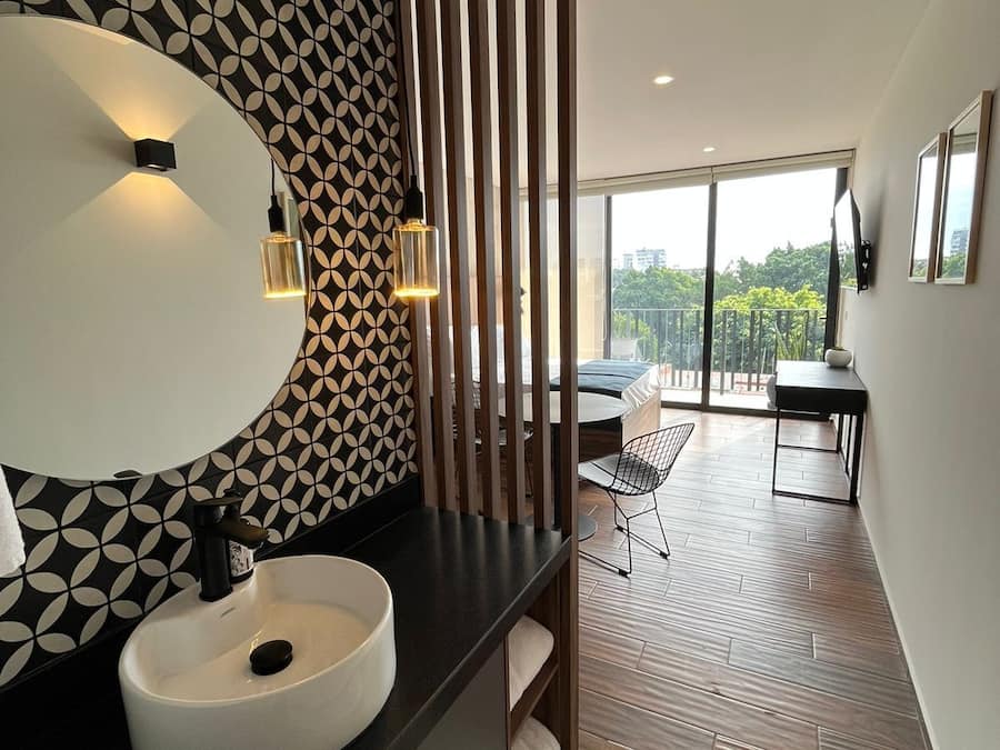 Escrivaninha, espaço de trabalho para notebook, cortinas blackout