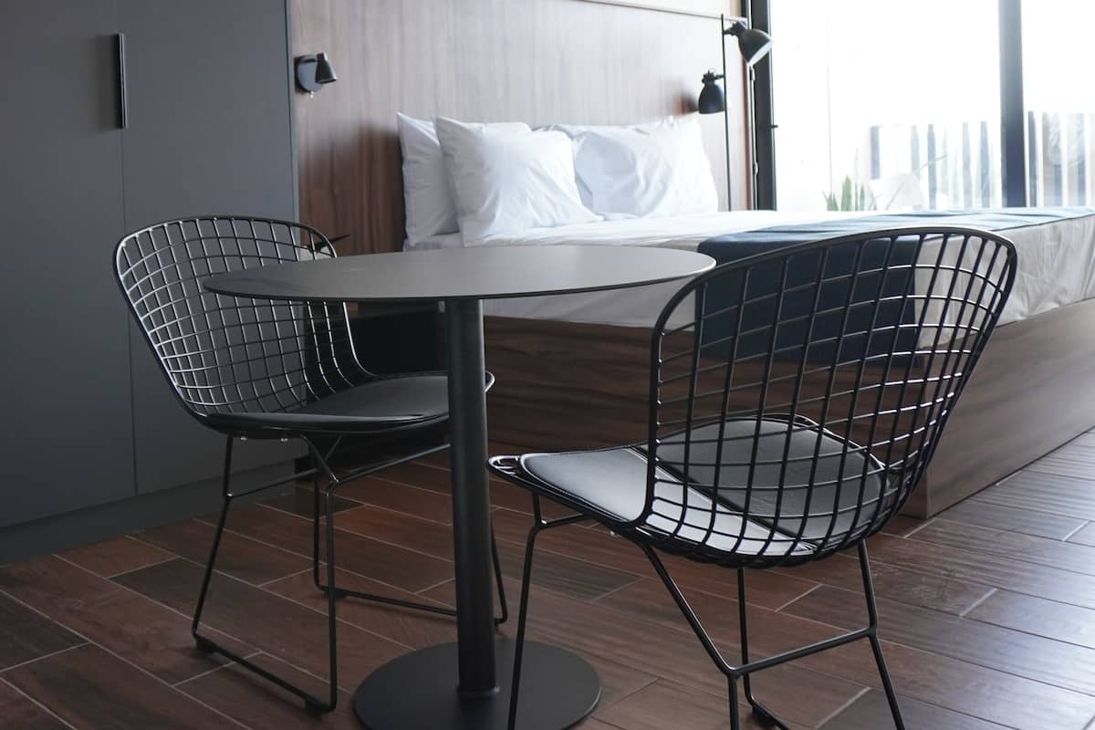 Bureau, espace de travail pour ordinateur portable, rideaux occultants