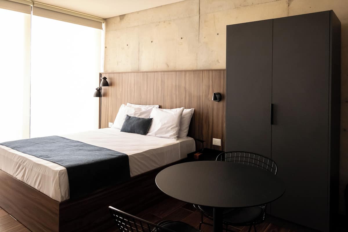 Estudio empresarial, balcón, vista a la ciudad | Escritorio, espacio para trabajar con laptop y cortinas blackout