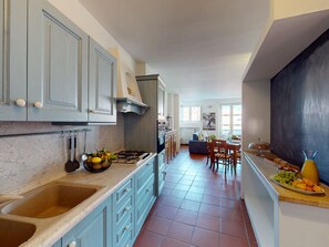 Fridge, microwave, oven, coffee/tea maker