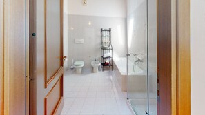Douche, sèche-cheveux, bidet