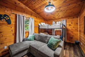 Smart TV, fireplace, video games, DVD player - Private • VIEWS • Family Fun Cabin • HUGE Hot Tub• Games• Wraparound Decks (Sevierville)