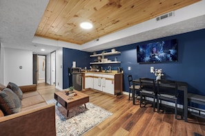 Smart TV, fireplace, video games, DVD player - 5BR, Heated Pool/Spa + Mtn View, Games, Karaoke, Firepit, 15 Min to PF (Sevierville)