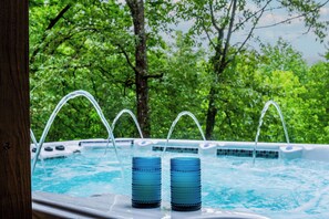 Outdoor spa tub - 5BR, Heated Pool/Spa + Mtn View, Games, Karaoke, Firepit, 15 Min to PF (Sevierville)