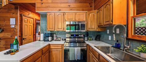 Réfrigérateur, four à micro-ondes, un four, surface de cuisson