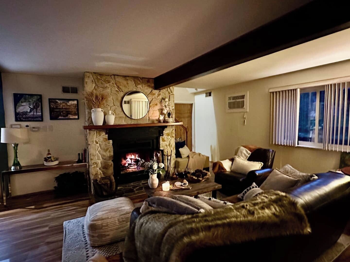 Smart TV, chimenea, reproductor de DVD y oficina 