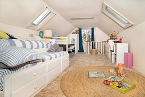 4 habitaciones, escritorio y tabla de planchar con plancha 
