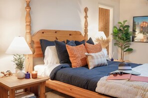 4 habitaciones, escritorio y tabla de planchar con plancha 