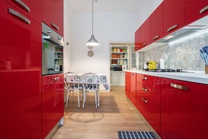Réfrigérateur, four à micro-ondes, un four, surface de cuisson