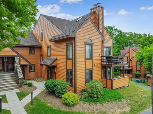 GROUND LEVEL MOUNTAIN CONDO, SHUTTLE TO SEVEN SPRINGS RESORT