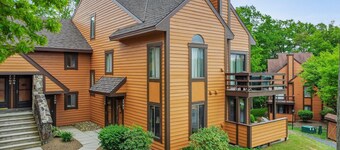 GROUND LEVEL MOUNTAIN CONDO, SHUTTLE TO SEVEN SPRINGS RESORT