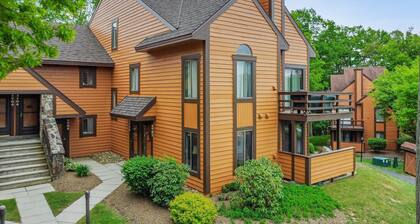 GROUND LEVEL MOUNTAIN CONDO, SHUTTLE TO SEVEN SPRINGS RESORT