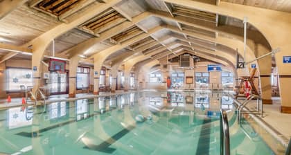 GROUND LEVEL MOUNTAIN CONDO, SHUTTLE TO SEVEN SPRINGS RESORT