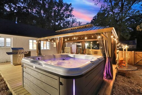 Groovy Getaway: Hot Tub, Firepit, Games & Chill Vibes