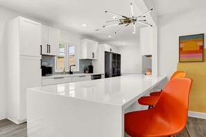 Private kitchen - Groovy Getaway: Hot Tub, Firepit, Games & Chill Vibes (Memphis)